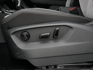 2022380TSI R-Line {{