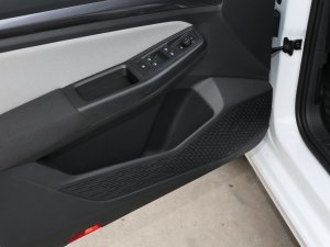 2023款200TSI 手动畅行版 前门储物空间