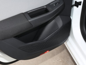 2023款200TSI 手动畅行版 后门储物空间