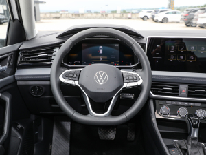 2023款200TSI DSG飞越版 方向盘
