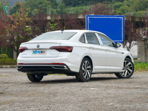 2023款300TSI DSG卓越版 右后45度