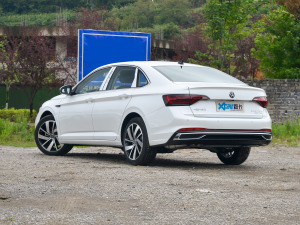 2023款300TSI DSG卓越版 左后45度