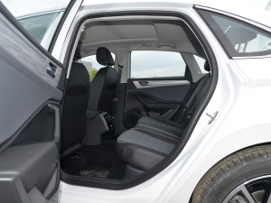 2023款300TSI DSG卓越版 后排空间