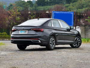 2023款200TSI DSG超越版 右后45度