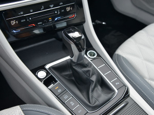 2023款280TSI DSG超越版 换挡杆