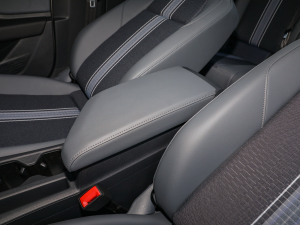 2023款200TSI 手动飞越版 中央扶手箱