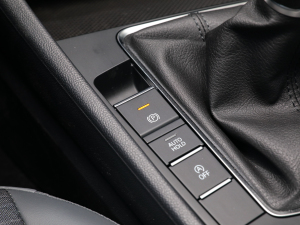 2023款200TSI 手动飞越版 驻车制动器