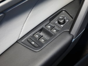 2023330TSI (q)R-Lineܰ {܇ƅ^(q)	