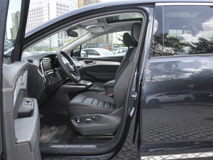 2022款380TSI 四驱豪华佳境版Pro 7座 前排空间