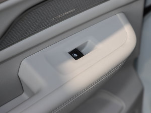 2023380TSI (q)R-LineѲY ܇ƅ^(q)