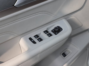 2023380TSI (q)R-LineѲY {܇ƅ^(q)	