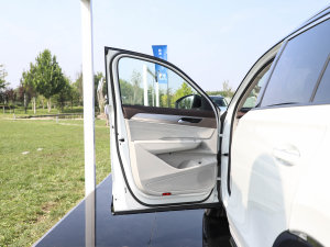 2023380TSI (q)R-LineѲY {λ܇T