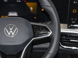 2023380TSI R-Lineװl п؅^