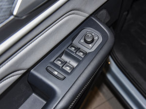 2023380TSI (q)R-Lineװl(f) п؅^(q)