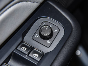 2023380TSI (q)R-Lineװl(f) п؅^(q)