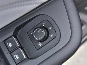 2023380TSI (q)R-LineѲΰ п؅^(q)