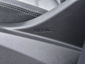 2023380TSI (q)R-LineѲΰ п؅^(q)