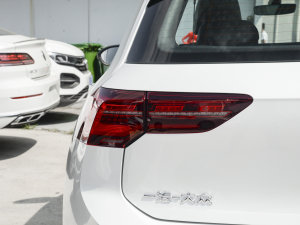 2023280TSI DSG R-Line Lite ^