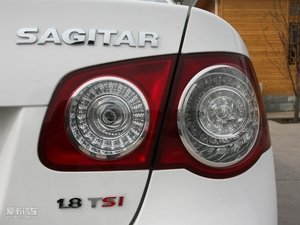 2010款1.8T 自动冠军版 尾灯