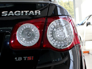2010款1.8T 手动冠军版 尾灯