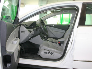 2011款1.4T DSG精英版 前排空间