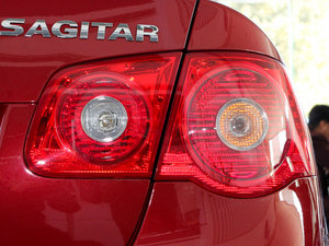 2011款1.6L 自动舒适版 尾灯