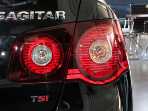 2011款1.8T 手动冠军版 尾灯