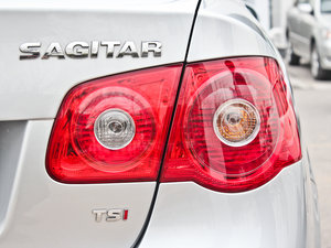 2011款1.4T DSG豪华版 尾灯