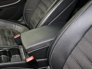 2011款2.0T 至尊版 中央扶手箱