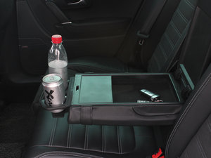 2011款2.0T 至尊版 后排中央扶手