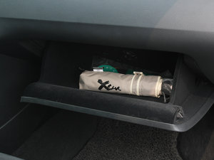 2011款2.0T 至尊版 手套箱