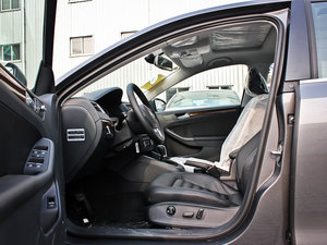 2012款1.4T 自动旗舰版 前排空间