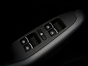 2012款1.4T 自动旗舰版 主驾车窗控制区	