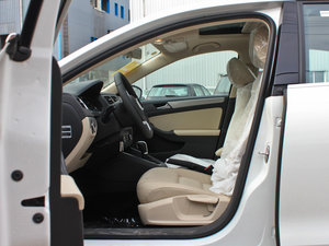 2012款1.4T 自动豪华版 前排空间