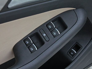 2012款1.4T 自动豪华版 主驾车窗控制区	