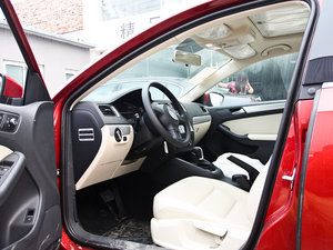 2012款1.6L 自动舒适版 前排空间