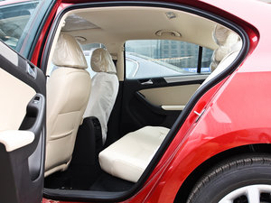 2012款1.6L 自动舒适版 后排空间