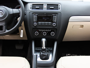 2012款1.6L 自动舒适版 中控台