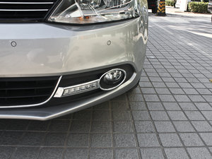2012款1.8T 自动旗舰版 前雾灯