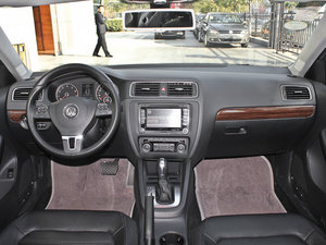 2012款1.8T 自动旗舰版 内饰全景
