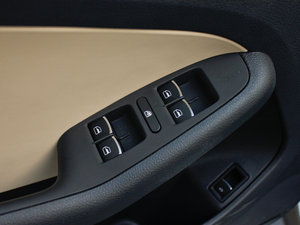 2012款1.6L 手动舒适版 主驾车窗控制区	