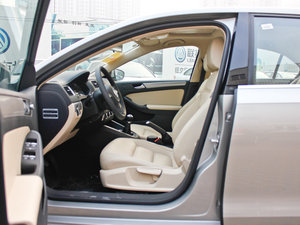 2012款1.6L 手动舒适版 前排空间