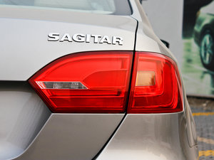 2012款1.6L 手动舒适版 尾灯