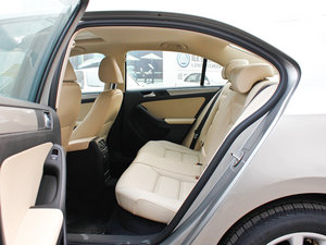 2012款1.6L 手动舒适版 后排空间