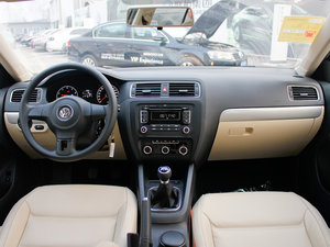 2012款1.6L 手动舒适版 内饰全景