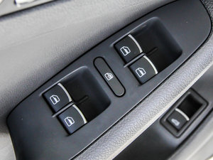 2012款1.4T 手动豪华版 主驾车窗控制区	