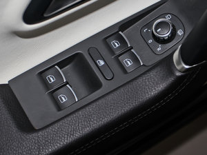2012款3.0L V6 主驾车窗控制区	