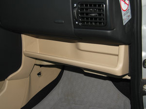 2012款1.6L 前卫 手套箱