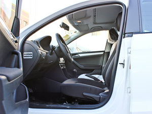2013款1.6L 手动舒适型 前排空间