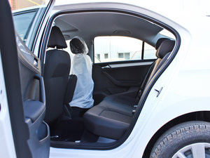 2013款1.6L 手动舒适型 后排空间